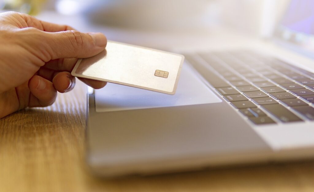 Gotowy sklep internetowy z towarem – jak to działa?
